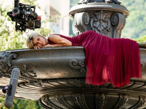 cuphead cdv oficial - Carolina Dieckmmann vive alcoolista em (Des)controle, dirigido por Rosane Svartman